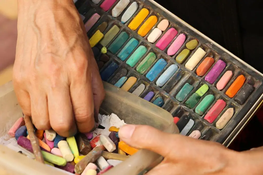 An artist hand mixing the color pastels